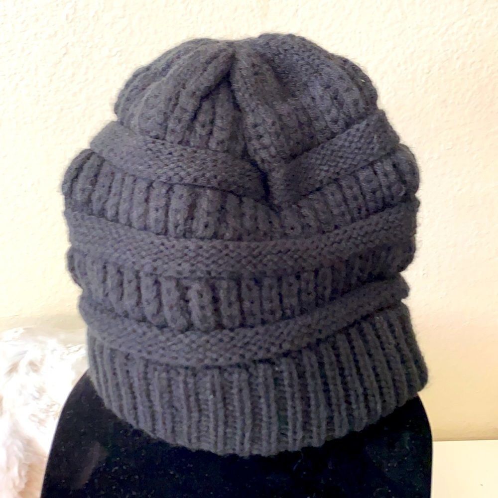Black beanie w/ black gloves